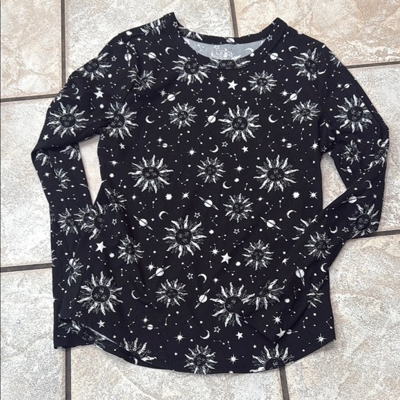 No Boundaries Black and White Graphic Ribbed Long Sleeve Tee - Picture 1 of 4